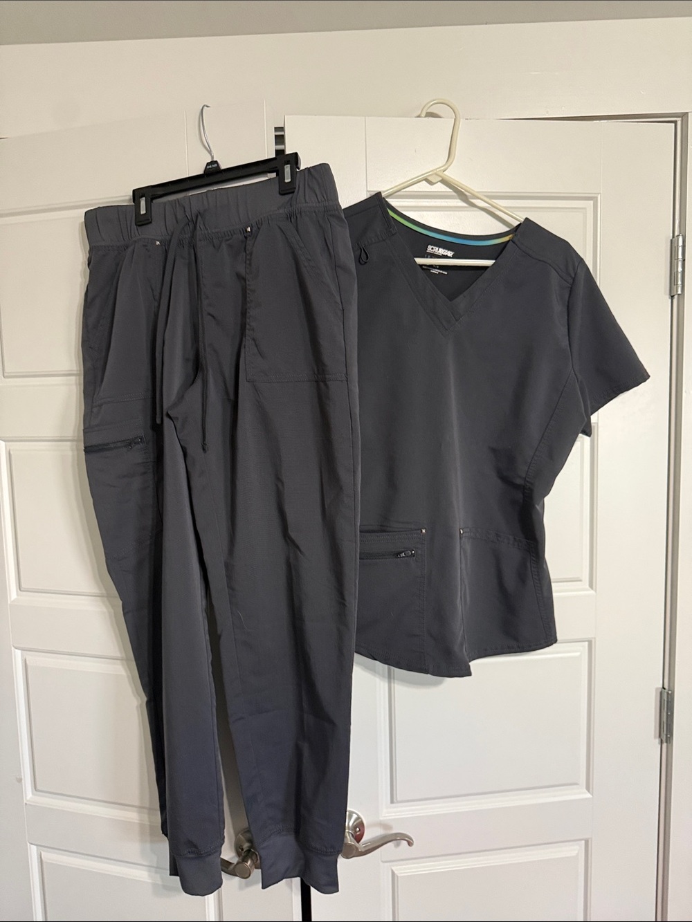 Scrubstar Women's Charcoal Gray Scrub Set - Jogger Pants & V-Neck Top